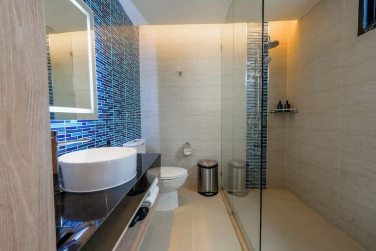 GLOW Bangkok Riverside Bathroom
