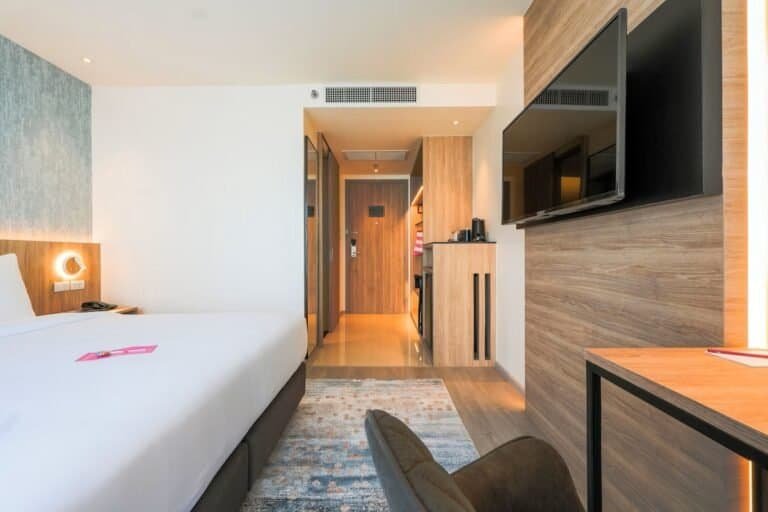 GLOW Bangkok Riverside Room and desk