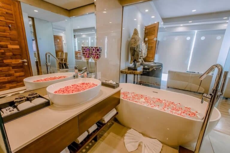 privilege-ezra-room-bathroom
